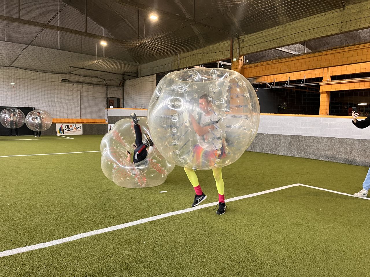 Un groupe d'entreprise s'affronte en Bubble Foot lors d'un séminaire chez Team Square
